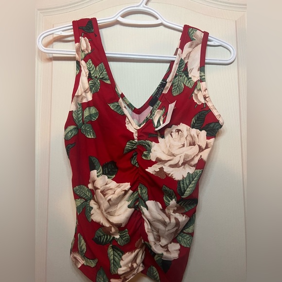Floral red ruched sleeveless top NWT - Picture 2 of 2